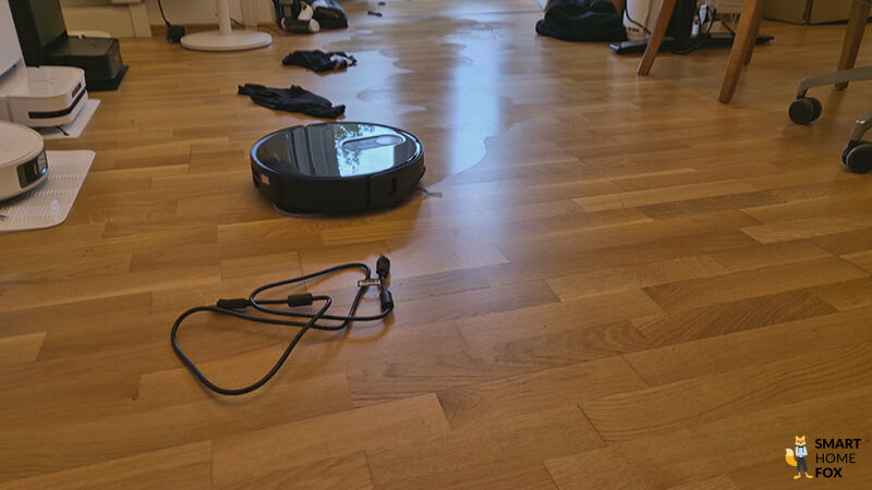 Roborock QRevo Slim navigiert um die Kabel und Hindernisse auf dem Parkett